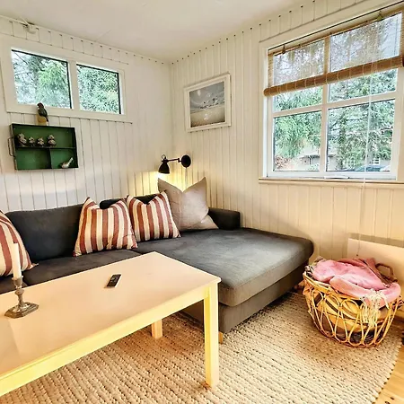 Sort Traehus Midt I Skoven Naer Stubbe So Prázdninový dům *