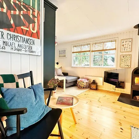 Sort Traehus Midt I Skoven Naer Stubbe So Ferienhaus *