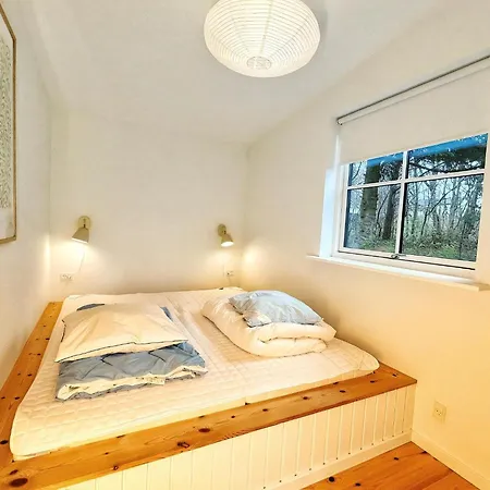 Sort Traehus Midt I Skoven Naer Stubbe So Ferienhaus