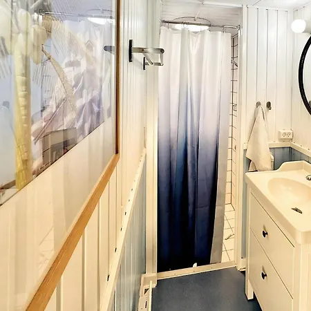 Sort Traehus Midt I Skoven Naer Stubbe So Prázdninový dům